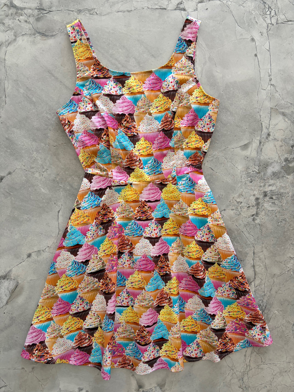 Vestido de patinadora con estampado de cupcakes
