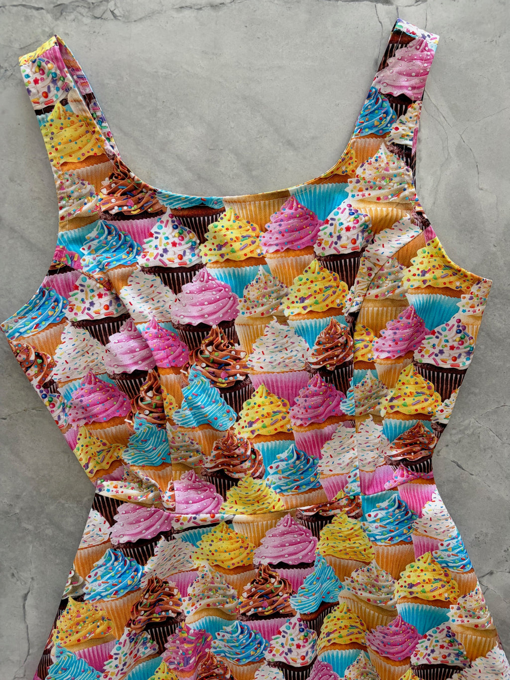 Vestido de patinadora con estampado de cupcakes