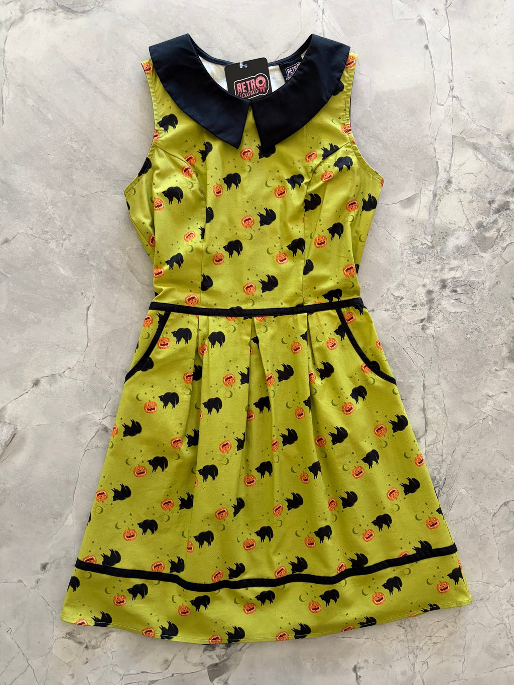 Vestido con cuello de gato negro