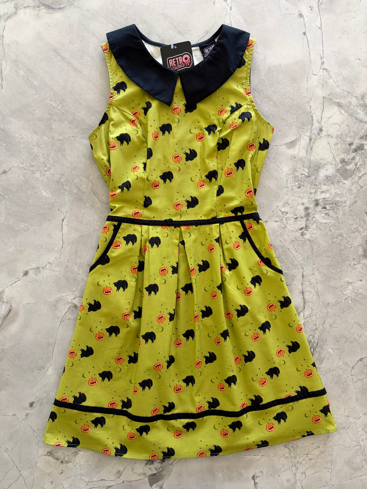 Vestido con cuello de gato negro
