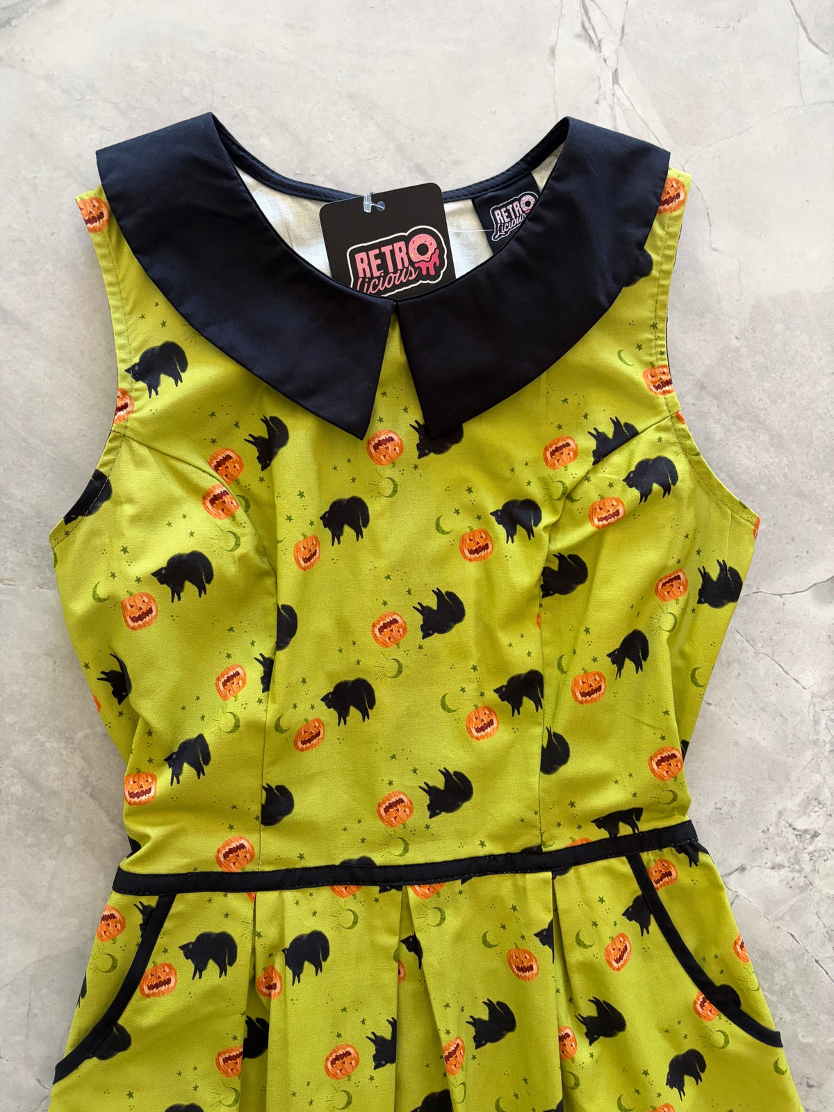 Vestido con cuello de gato negro