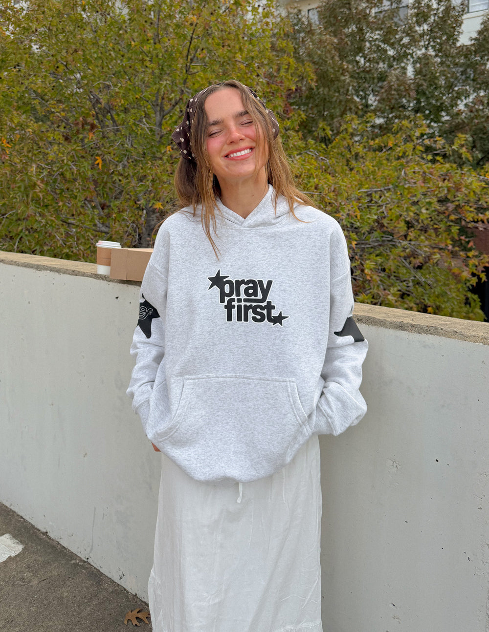 Sudadera con capucha unisex "Ora primero"