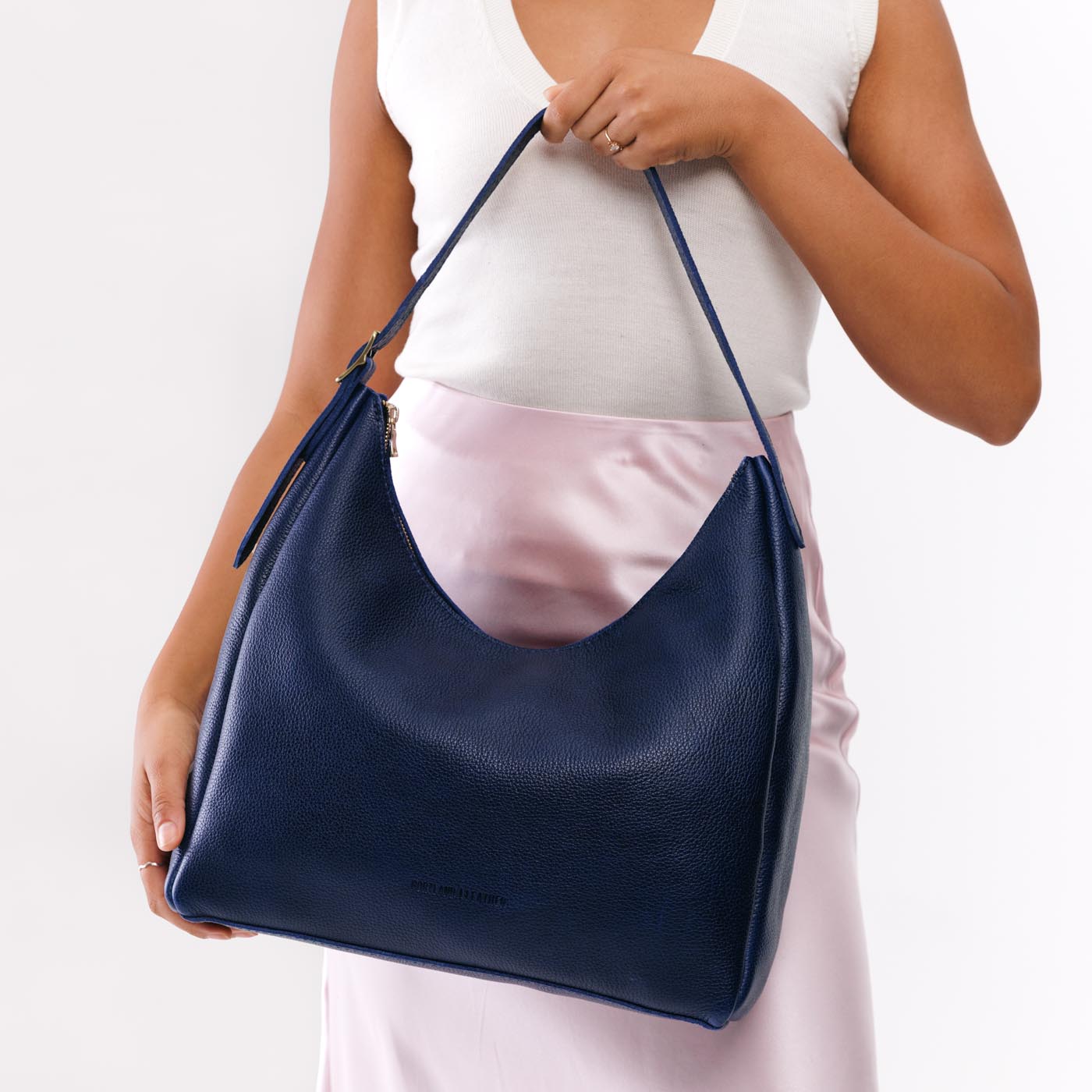 https://cdn.shopify.com/s/files/1/0712/1227/files/aspen-shoulder-bag-large-cobalt-studio-25-07-23-1184-Edit.jpg?v=1770413200