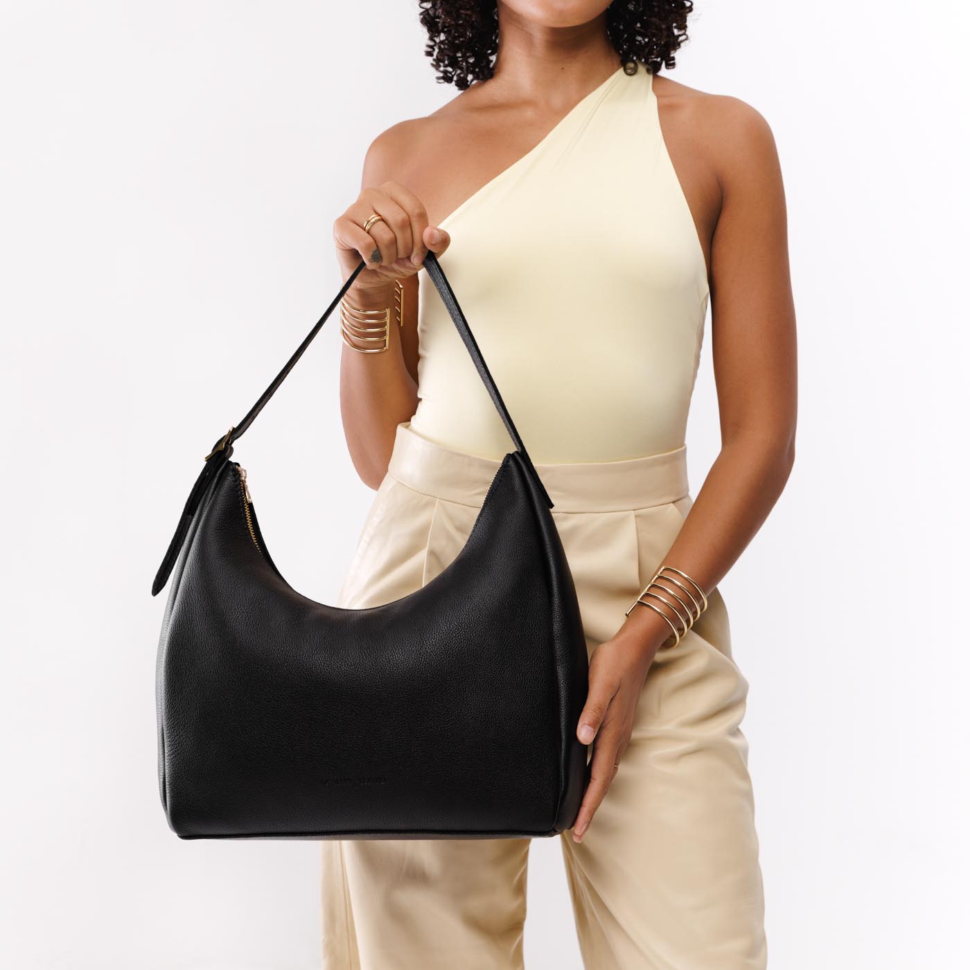 https://cdn.shopify.com/s/files/1/0712/1227/files/aspen-shoulder-bag-large-pebbled-black-studio-25-07-23-2399-Edit.jpg?v=1770413200