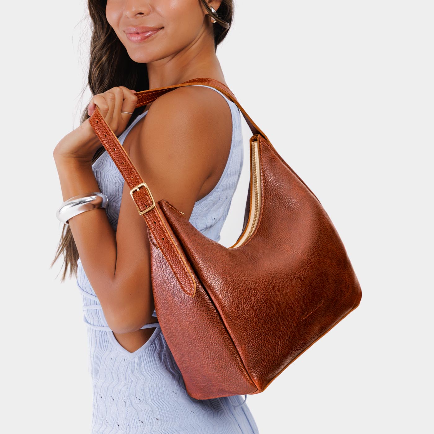 https://cdn.shopify.com/s/files/1/0712/1227/files/aspen-shoulder-bag-medium-nutmeg-283-Edit.jpg?v=1770413200
