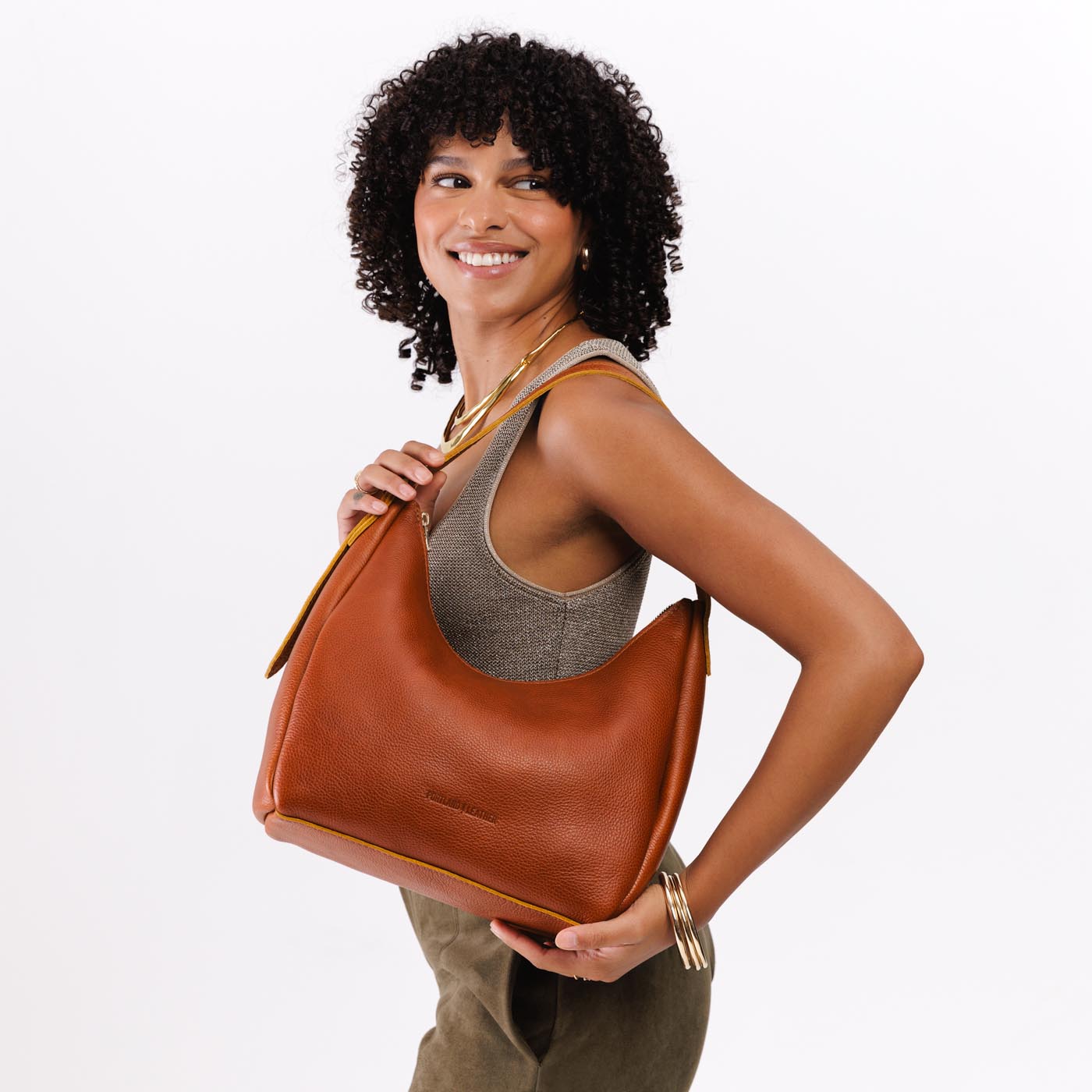 https://cdn.shopify.com/s/files/1/0712/1227/files/aspen-shoulder-bag-medium-sienna-studio-25-07-23-2073-Edit.jpg?v=1770413200