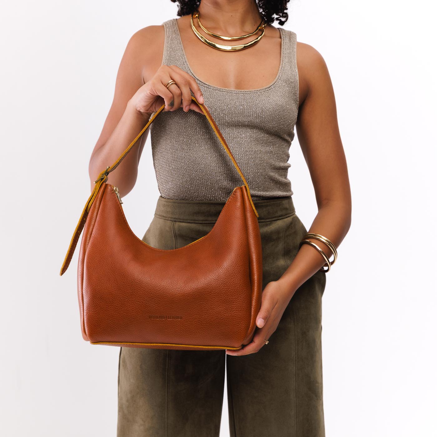 https://cdn.shopify.com/s/files/1/0712/1227/files/aspen-shoulder-bag-medium-sienna-studio-25-07-23-2093-Edit.jpg?v=1770413200