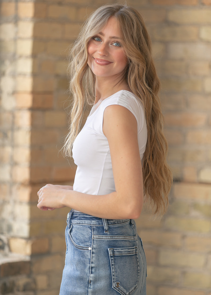 Camiseta sin mangas blanca clásica con mangas casquillo