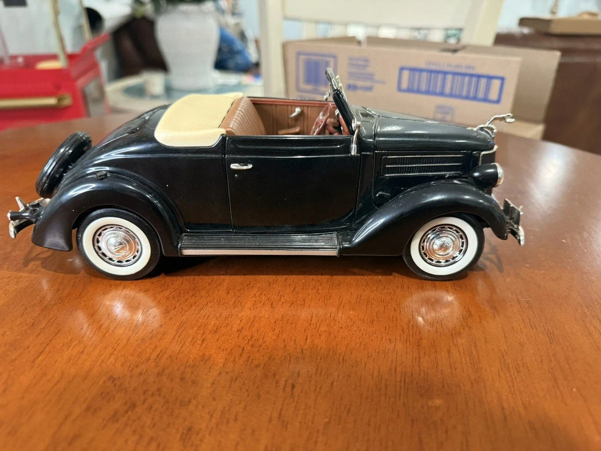 Original photo of Welly 1936 Ford Deluxe Cabriolet Model Car, 1:18, No. 9867
