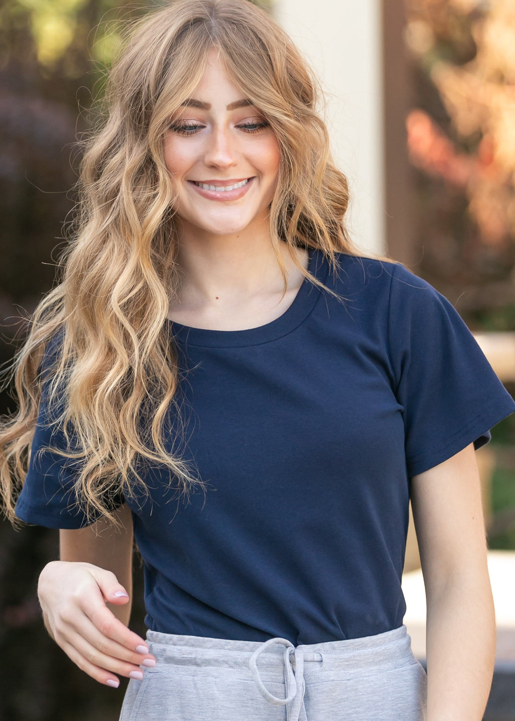 Top azul marino esencial con mangas con volantes