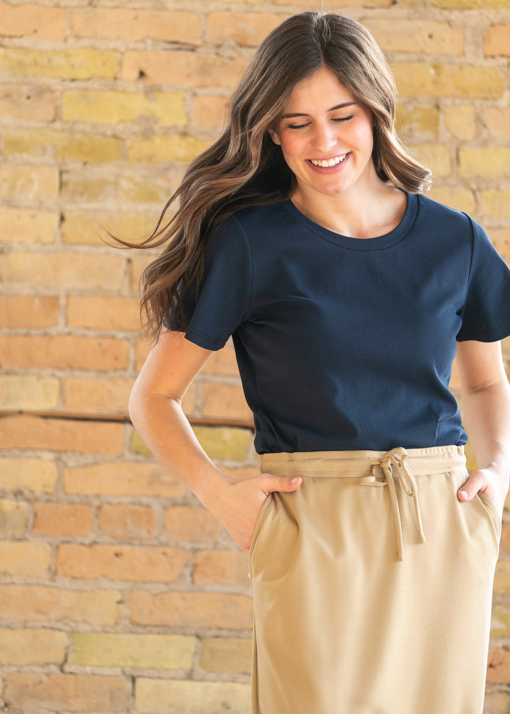 Top azul marino esencial con mangas con volantes