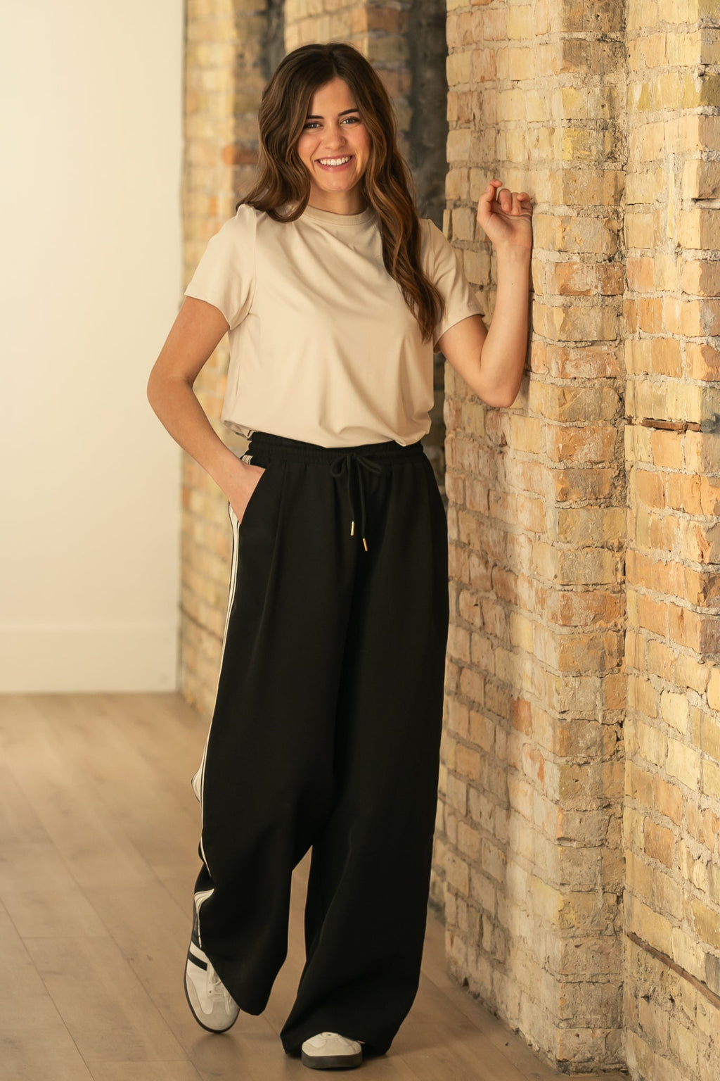 Pantalones deportivos Nina de pernera ancha